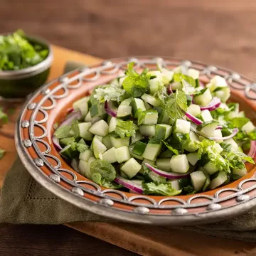 Salada de pepino com hortelã e coentro