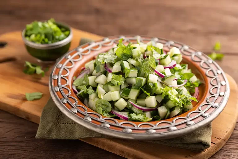 Receita de Salada de pepino com hortelã e coentro