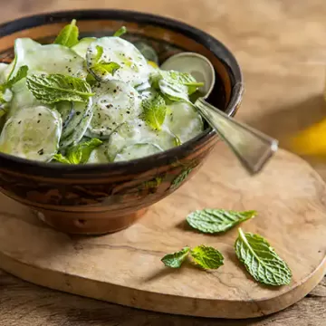 Salada de pepino com iogurte e hortelã