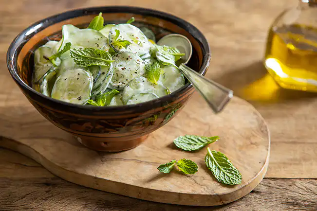 Salada de pepino com iogurte e hortelã