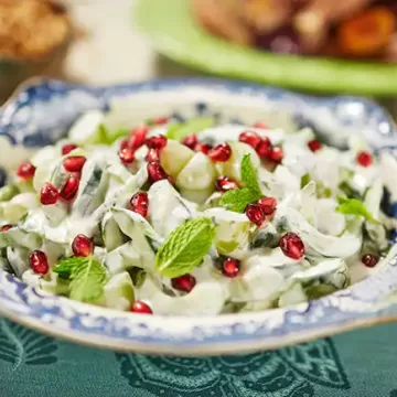 Salada de pepino com uva e iogurte
