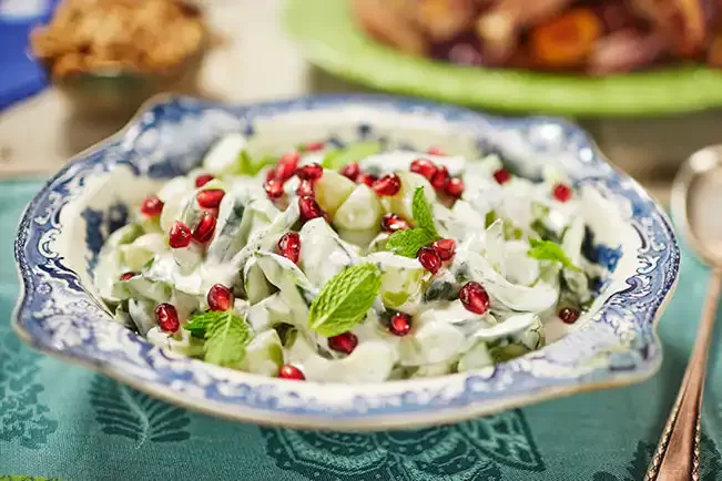 Receita de Salada de pepino com uva e iogurte
