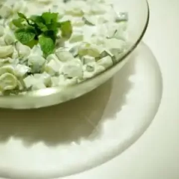Salada de pepino com uva-itália