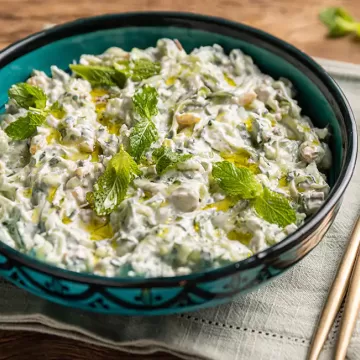 Salada de pepino com uva-passa