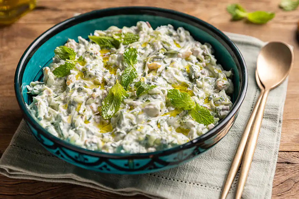 Salada de pepino com uva-passa