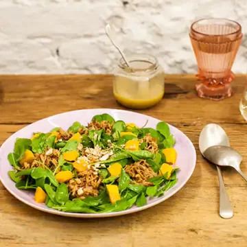 Salada de pernil desfiado com rúcula e manga (reaproveitamento)