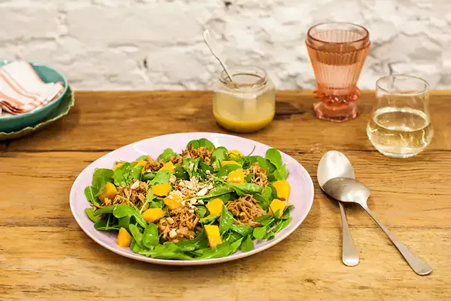 Receita de Salada de pernil desfiado com rúcula e manga (reaproveitamento)