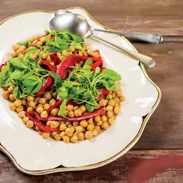 Salada de pimentão grelhado com grão-de-bico e erva-doce