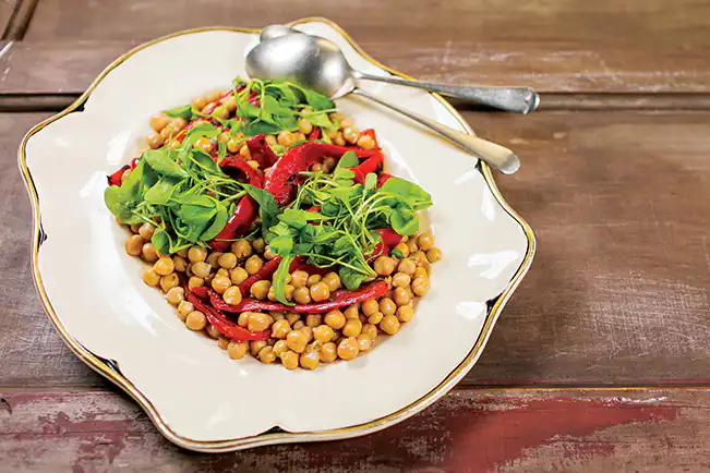 Salada de pimentão grelhado com grão-de-bico e erva-doce