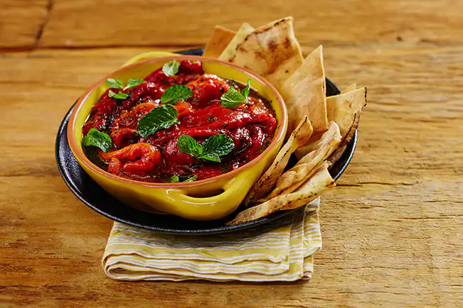 Salada de pimentão marinado com hortelã