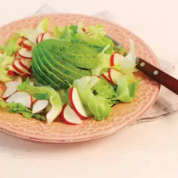 Salada de rabanete com abacate, alface e molho de limão