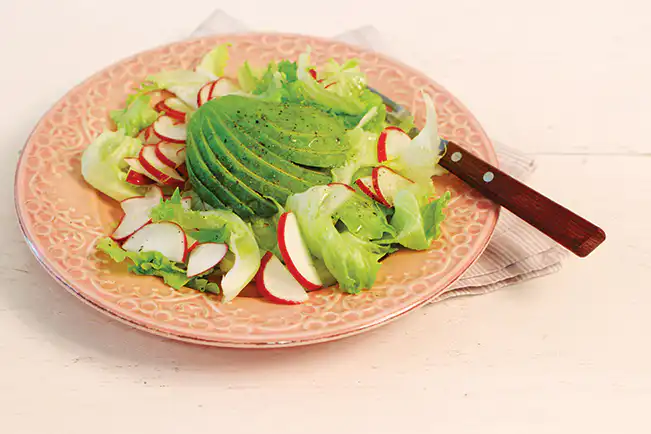 Salada de rabanete com abacate, alface e molho de limão
