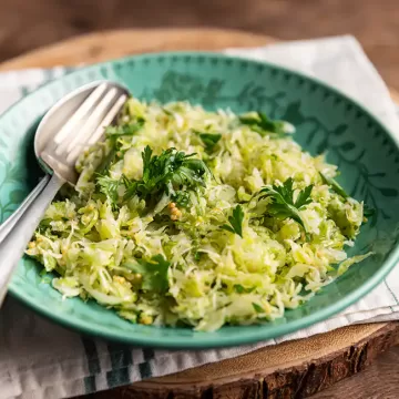 Salada de repolho macerado com salsinha