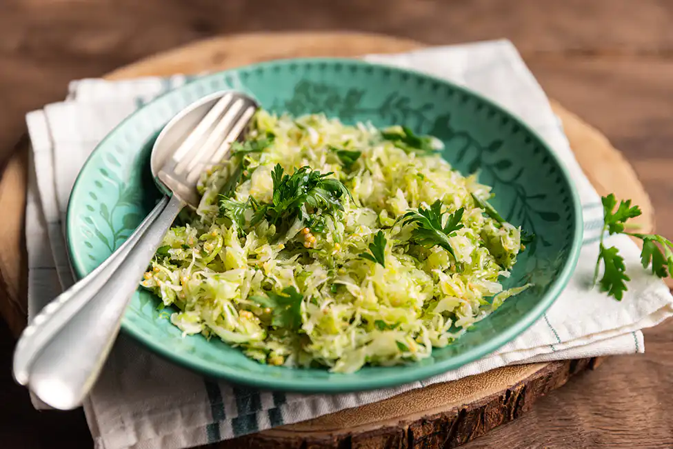 Salada de repolho macerado com salsinha