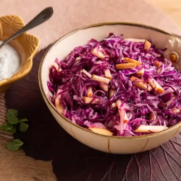 Salada de repolho-roxo, maçã e molho de iogurte