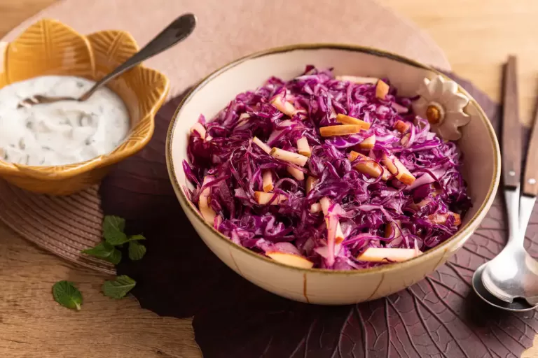 Receita de Salada de repolho-roxo, maçã e molho de iogurte