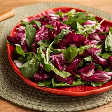 Salada de rúcula e radicchio com molho de bacon