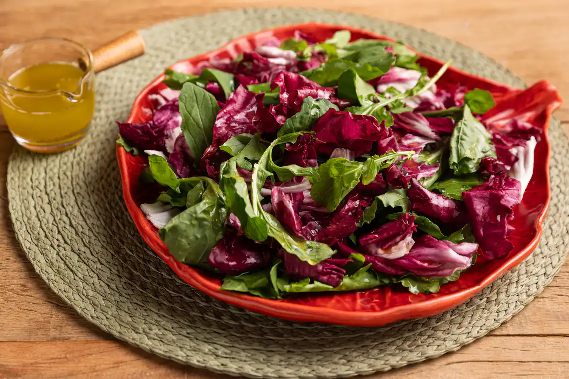 Salada de rúcula e radicchio com molho de bacon