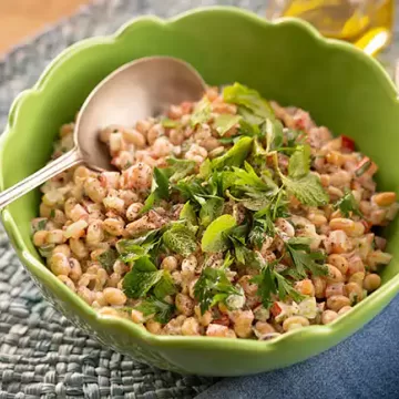 Salada de soja com legumes e molho de ervas