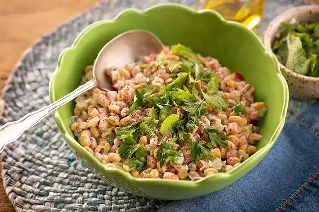 Salada de soja com legumes e molho de ervas