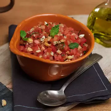 Salada de tomate com castanha e hortelã