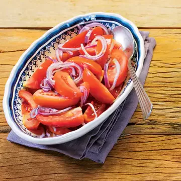 Salada de tomate com cebola-roxa