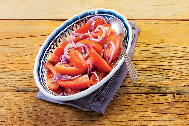 Salada de tomate com cebola-roxa