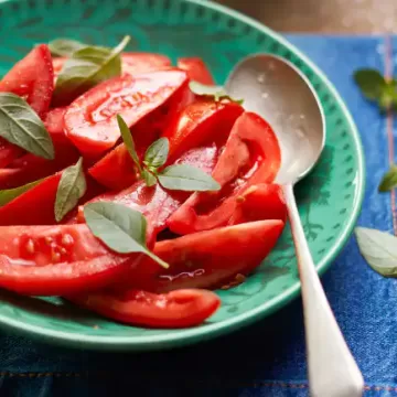 Salada de tomate com manjericão