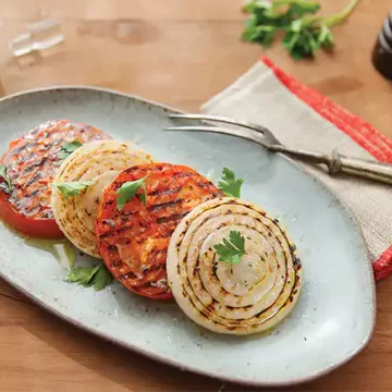 Salada de tomate e cebola grelhados