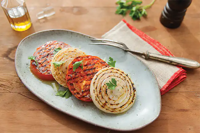 Salada de tomate e cebola grelhados