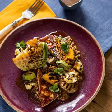 Salada de trigo com legumes do churrasco