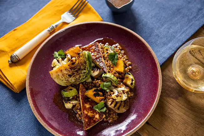 Salada de trigo com legumes do churrasco