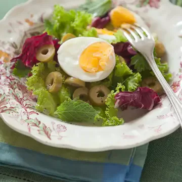 Salada de verdes com azeitona, ovo e hortelã