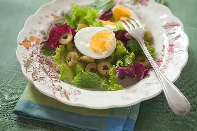 Receita de Salada de verdes com azeitona, ovo e hortelã