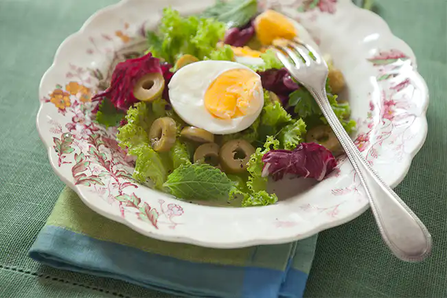 Salada de verdes com azeitona, ovo e hortelã