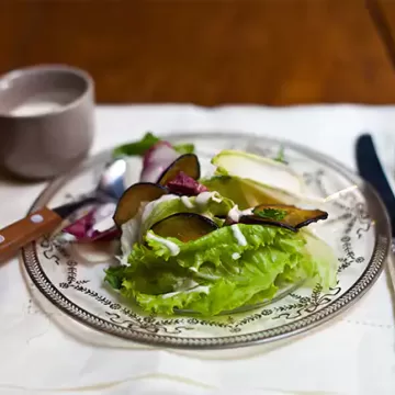 Salada de verdes com chips de berinjela
