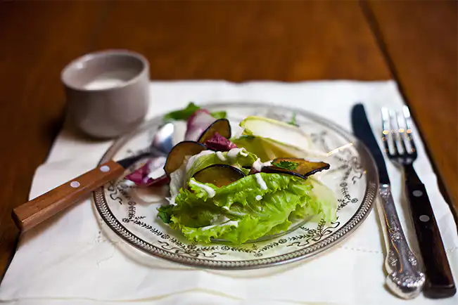 Salada de verdes com chips de berinjela