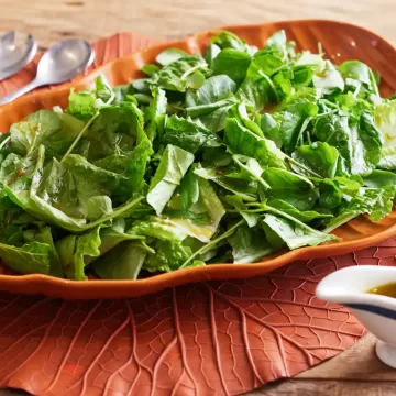 Salada de verdes com molho de melado e limão