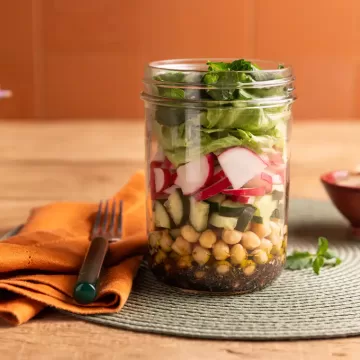 Salada fatuche com grão-de-bico