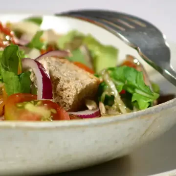 Salada italiana de pão