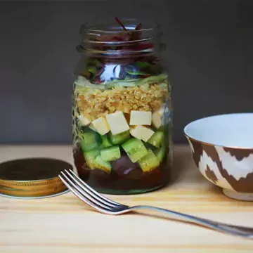 Salada mediterrânea com quinoa no pote