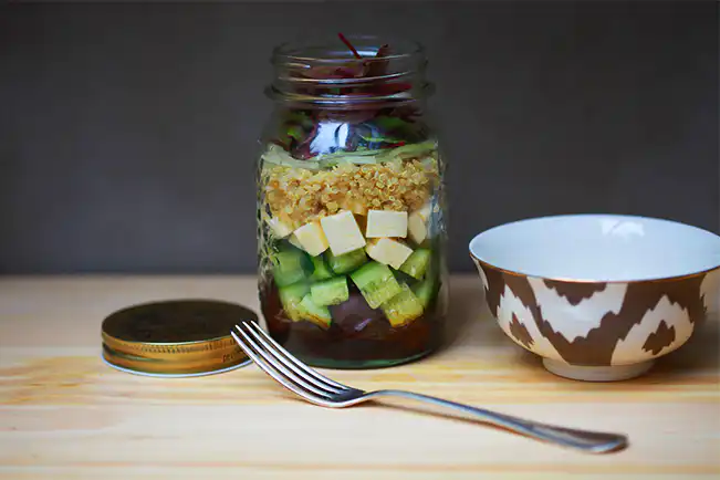 Salada mediterrânea com quinoa no pote