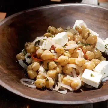 Salada mediterrânea de grão-de-bico