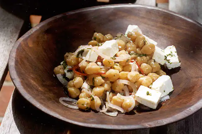 Salada mediterrânea de grão-de-bico