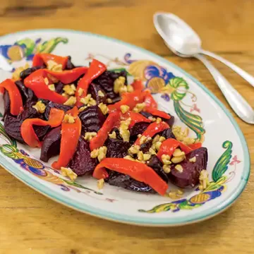 Salada morna de beterraba com pimentão e nozes