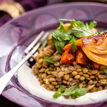Salada morna de lentilha com legumes assados e molho de iogurte com tahine