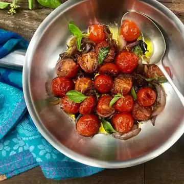 Salada morna de tomate-cereja para um