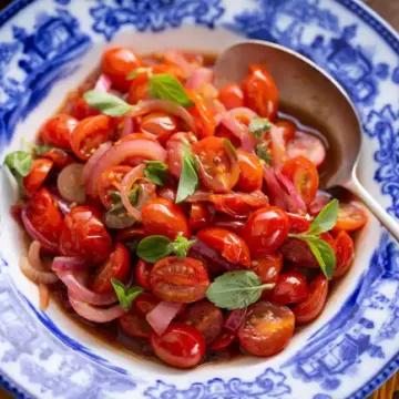 Salada morna de tomate com balsâmico e manjericão