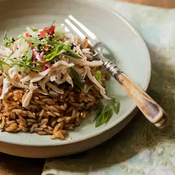 Salada oriental de arroz com frango