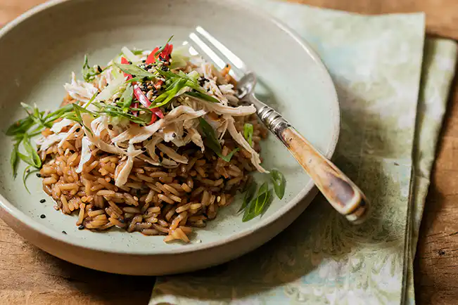 Salada oriental de arroz com frango